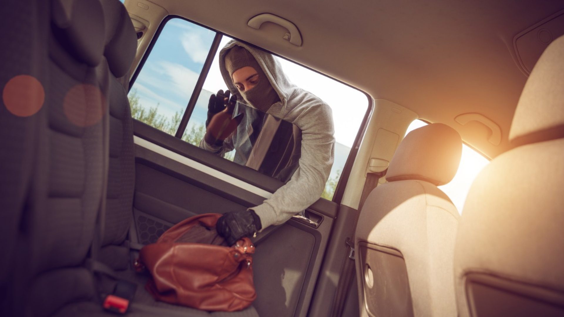 Lassen Sie keine Wertgegenstände sichtbar in Ihrem Auto zurück - denn das könnte als Einladung verstanden werden.